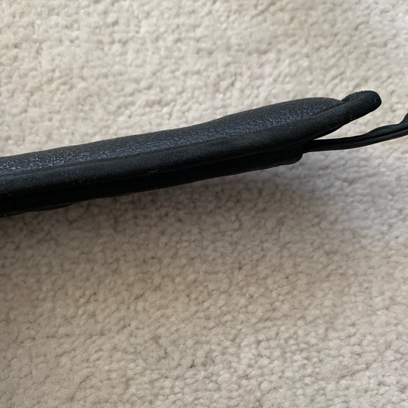 Gently used Targus Mickey Laptop Messenger Bag - Picture 8 of 10